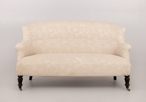 картинка Старинная софа салоне старинных вещей "Шебби" являющийся официальным дистрибьютором в России и Беларуси