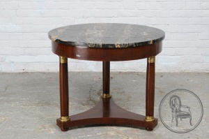 картинка Антикварный приставной столик из красного дерева салоне старинных вещей "Шебби" являющийся официальным дистрибьютором в России и Беларуси