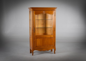 Старинный шкаф с застекленными дверцами, резным карнизом и филенчатой нижней панелью код.&nbsp;RM4165762