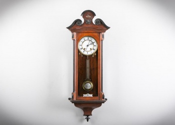 Антикварные немецкие часы в корпусе из красного дерева код.&nbsp;RM4165655