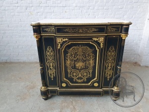 картинка Антикварный комод в стиле Буль с мраморной столешницей салоне старинных вещей "Шебби" являющийся официальным дистрибьютором в России и Беларуси