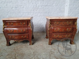 картинка Антикварные комоды (пара) из палисандра с мраморной столешницей и бронзовыми барельефами салоне старинных вещей "Шебби" являющийся официальным дистрибьютором в России и Беларуси