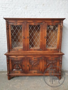 картинка Антикварный книжный шкаф в готическом стиле салоне старинных вещей "Шебби" являющийся официальным дистрибьютором в России и Беларуси