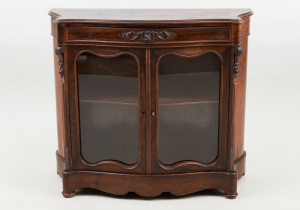 картинка Антикварный комод салоне старинных вещей "Шебби" являющийся официальным дистрибьютором в России и Беларуси