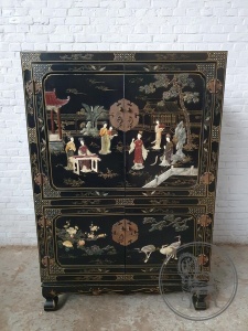 картинка Старинный комод в восточном стиле с инкрустацией и латунными накладками салоне старинных вещей "Шебби" являющийся официальным дистрибьютором в России и Беларуси