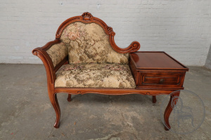 картинка Старинная скамейка салоне старинных вещей "Шебби" являющийся официальным дистрибьютором в России и Беларуси