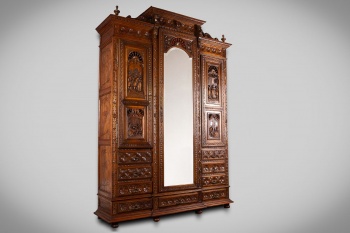 Антикварный шкаф в бретонском стиле с сюжетной резьбой код.&nbsp;RM4165422