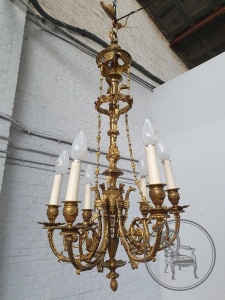 картинка Антикварная люстра, декорированная бронзовыми цветами и бусами салоне старинных вещей "Шебби" являющийся официальным дистрибьютором в России и Беларуси