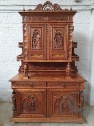 Антикварный буфет, искусно декорированный художественной объемной резьбой код. BE4103769