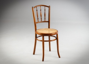 Старинный стул с плетеным сиденьем округлой формы и точеными вертикальными перекладинами на спинке код.&nbsp;RM4152652