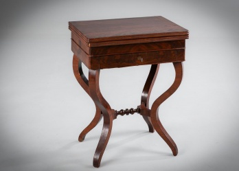 Антикварный игральный столик из красного дерева с откидной столешницей и изогнутыми проножками код. RM4165465