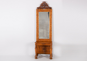 картинка Антикварный консольный столик с зеркалом салоне старинных вещей "Шебби" являющийся официальным дистрибьютором в России и Беларуси