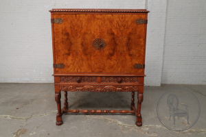 картинка Старинный поставец салоне старинных вещей "Шебби" являющийся официальным дистрибьютором в России и Беларуси