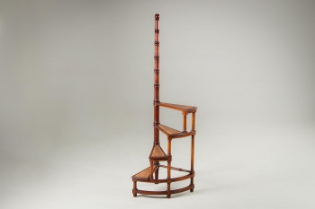 Антикварная библиотечная лестница с кожаными ступеньками код. RM4101637