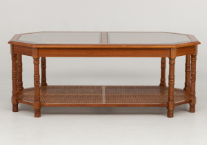 картинка Cтаринный столик салоне старинных вещей "Шебби" являющийся официальным дистрибьютором в России и Беларуси