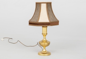 картинка Старинная настольная лампа на металлическом массивном основании салоне старинных вещей "Шебби" являющийся официальным дистрибьютором в России и Беларуси