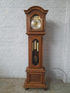 картинка Старинные напольные дубовые часы салоне старинных вещей "Шебби" являющийся официальным дистрибьютором в России и Беларуси