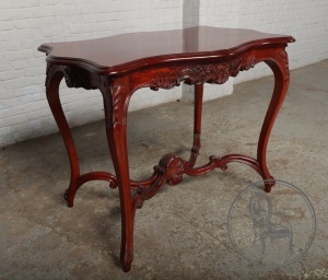 картинка Антикварный столик из красного дерева салоне старинных вещей "Шебби" являющийся официальным дистрибьютором в России и Беларуси