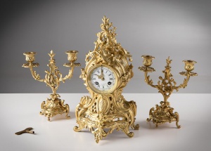 картинка Антикварные часы и подсвечники (2 шт.) в стиле Людовика XIV салоне старинных вещей "Шебби" являющийся официальным дистрибьютором в России и Беларуси