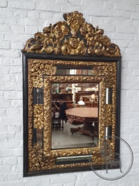Антикварное зеркало в деревянной раме с латунными декоративными элементами код. BE4161611