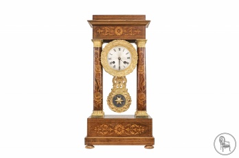 Старинные настольные часы с маятником в стиле Ампир декорированные, маркетри код. VS102341