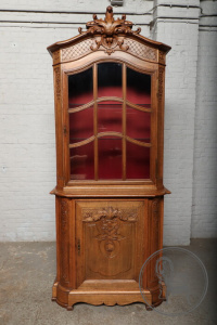 картинка Антикварная витрина из дуба в стиле Луи-Филиппа салоне старинных вещей "Шебби" являющийся официальным дистрибьютором в России и Беларуси