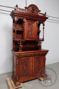 картинка Антикварный буфет салоне старинных вещей "Шебби" являющийся официальным дистрибьютором в России и Беларуси