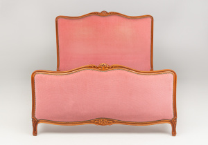 картинка Старинная кровать салоне старинных вещей "Шебби" являющийся официальным дистрибьютором в России и Беларуси