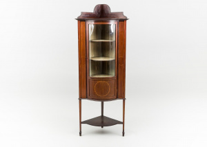 картинка Старинная угловая витрина салоне старинных вещей "Шебби" являющийся официальным дистрибьютором в России и Беларуси