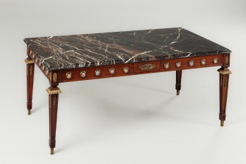 Старинный кофейный столик, декорированный фарфорровыми медальонами и бронзовыми накладками код. RM4101737