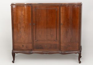 картинка Старинный шкаф из красного дерева салоне старинных вещей "Шебби" являющийся официальным дистрибьютором в России и Беларуси