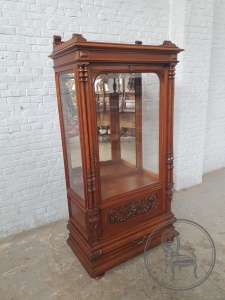 картинка Антикварная французская ореховая витрина салоне старинных вещей "Шебби" являющийся официальным дистрибьютором в России и Беларуси