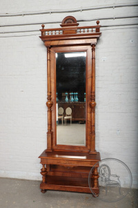 картинка Антикварный немецкий ореховый консольный столик с зеркалом салоне старинных вещей "Шебби" являющийся официальным дистрибьютором в России и Беларуси