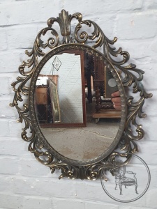 картинка Старинное настенное зеркало в бронзовой раме салоне старинных вещей "Шебби" являющийся официальным дистрибьютором в России и Беларуси