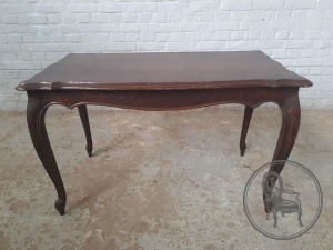 картинка Антикварный дубовый журнальный столик салоне старинных вещей "Шебби" являющийся официальным дистрибьютором в России и Беларуси