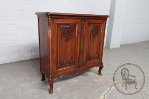 картинка Антикварный комод салоне старинных вещей "Шебби" являющийся официальным дистрибьютором в России и Беларуси