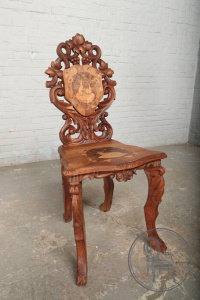 картинка Антикварный резной стул из ореха с инкрустацией с изображениями животных салоне старинных вещей "Шебби" являющийся официальным дистрибьютором в России и Беларуси