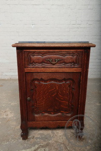 картинка Антикварная тумбочка салоне старинных вещей "Шебби" являющийся официальным дистрибьютором в России и Беларуси