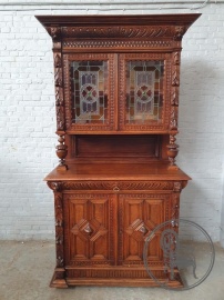 Антикварный буфет с резьбой в Мехельском стиле с витражными стеклами код.&nbsp;BE4165732