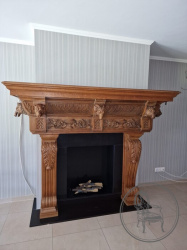 Антикварный каминный портал из дуба с объемной резьбой в виде голов животных код. BE107283