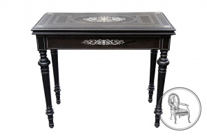 картинка Антикварный карточный столик салоне старинных вещей "Шебби" являющийся официальным дистрибьютором в России и Беларуси