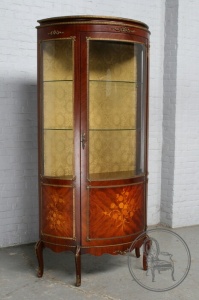 картинка Старинная витрина из красного дерева с маркетри и бронзовыми накладками салоне старинных вещей "Шебби" являющийся официальным дистрибьютором в России и Беларуси