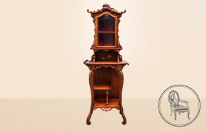 картинка Антикварная витрина салоне старинных вещей "Шебби" являющийся официальным дистрибьютором в России и Беларуси