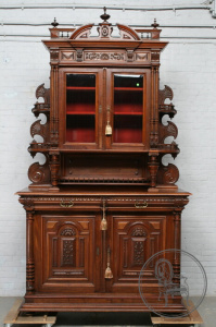 картинка Антикварный ореховый буфет с открытыми боковыми полками салоне старинных вещей "Шебби" являющийся официальным дистрибьютором в России и Беларуси