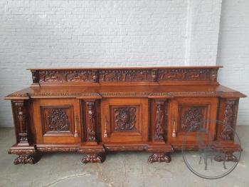 Старинный комод с объемной резьбой в виде мужских и женских фигур код. BE106946