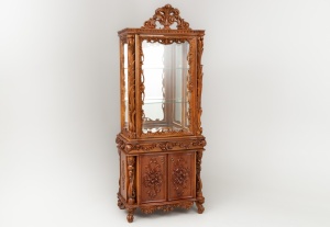 картинка Старинная витрина в барочном стиле с короной салоне старинных вещей "Шебби" являющийся официальным дистрибьютором в России и Беларуси