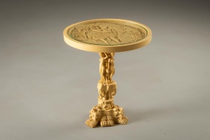 картинка Старинный столик из полистоуна в ориентальном стиле салоне старинных вещей "Шебби" являющийся официальным дистрибьютором в России и Беларуси