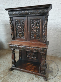 Антикварный поставец из дуба с резьбой на мифологический сюжет код. BE107521