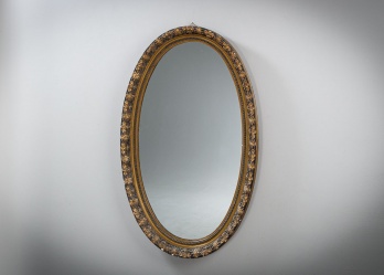 Старинное зеркало в деревянной раме с гипсовой лепниной код. RM4161603