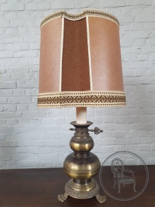 картинка Старинная настольная лампа во фломандском стиле салоне старинных вещей "Шебби" являющийся официальным дистрибьютором в России и Беларуси